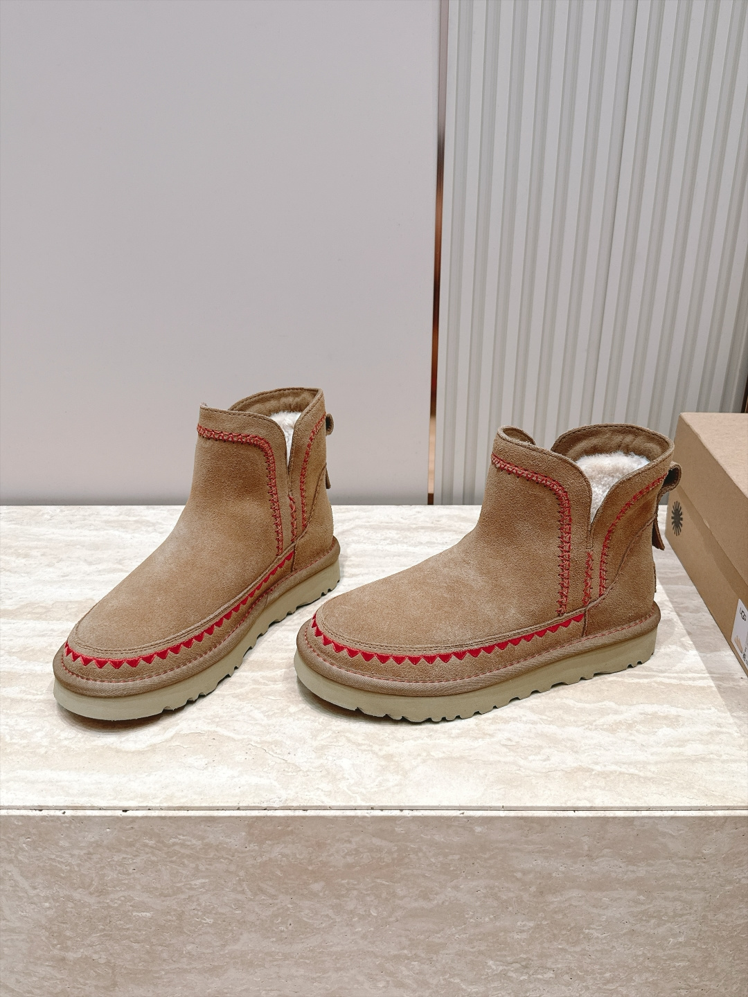 UGG·26s 秋冬新款 系列--圆头彩色刺绣走线毛里雪地靴 鞋身上那些彩色刺绣走线不是规整的图案,而是像孩童用蜡笔沿着 UGG·26s 秋冬新款 系列--圆头彩色刺绣走线毛里雪地靴 鞋身上那些彩色刺绣走线不是规整的图案,而是像孩童用蜡笔沿着