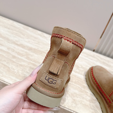 UGG·26s 秋冬新款 系列--圆头彩色刺绣走线毛里雪地靴 鞋身上那些彩色刺绣走线不是规整的图案,而是像孩童用蜡笔沿着 UGG·26s 秋冬新款 系列--圆头彩色刺绣走线毛里雪地靴 鞋身上那些彩色刺绣走线不是规整的图案,而是像孩童用蜡笔沿着