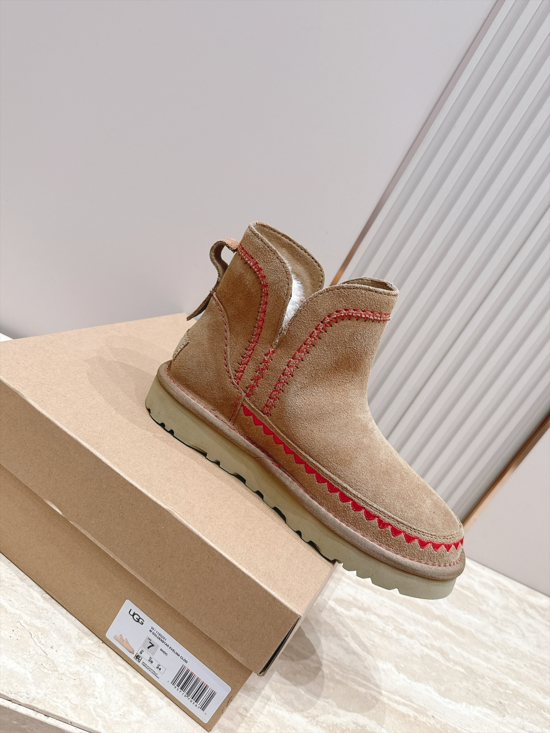 UGG·26s 秋冬新款 系列--圆头彩色刺绣走线毛里雪地靴 鞋身上那些彩色刺绣走线不是规整的图案,而是像孩童用蜡笔沿着 UGG·26s 秋冬新款 系列--圆头彩色刺绣走线毛里雪地靴 鞋身上那些彩色刺绣走线不是规整的图案,而是像孩童用蜡笔沿着