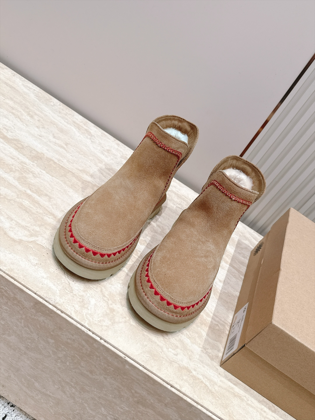 UGG·26s 秋冬新款 系列--圆头彩色刺绣走线毛里雪地靴 鞋身上那些彩色刺绣走线不是规整的图案,而是像孩童用蜡笔沿着 UGG·26s 秋冬新款 系列--圆头彩色刺绣走线毛里雪地靴 鞋身上那些彩色刺绣走线不是规整的图案,而是像孩童用蜡笔沿着