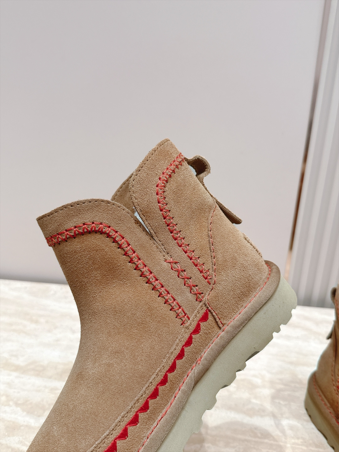 UGG·26s 秋冬新款 系列--圆头彩色刺绣走线毛里雪地靴 鞋身上那些彩色刺绣走线不是规整的图案,而是像孩童用蜡笔沿着 UGG·26s 秋冬新款 系列--圆头彩色刺绣走线毛里雪地靴 鞋身上那些彩色刺绣走线不是规整的图案,而是像孩童用蜡笔沿着