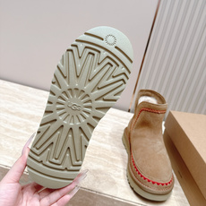 UGG·26s 秋冬新款 系列--圆头彩色刺绣走线毛里雪地靴 鞋身上那些彩色刺绣走线不是规整的图案,而是像孩童用蜡笔沿着 UGG·26s 秋冬新款 系列--圆头彩色刺绣走线毛里雪地靴 鞋身上那些彩色刺绣走线不是规整的图案,而是像孩童用蜡笔沿着