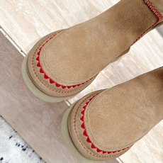 UGG·26s 秋冬新款 系列--圆头彩色刺绣走线毛里雪地靴 鞋身上那些彩色刺绣走线不是规整的图案,而是像孩童用蜡笔沿着 UGG·26s 秋冬新款 系列--圆头彩色刺绣走线毛里雪地靴 鞋身上那些彩色刺绣走线不是规整的图案,而是像孩童用蜡笔沿着