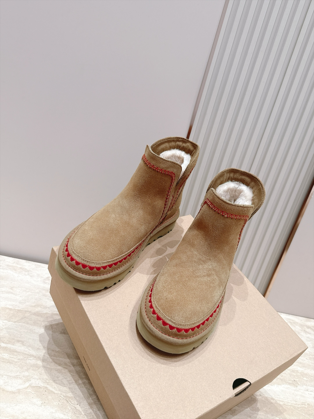 UGG·26s 秋冬新款 系列--圆头彩色刺绣走线毛里雪地靴 鞋身上那些彩色刺绣走线不是规整的图案,而是像孩童用蜡笔沿着 UGG·26s 秋冬新款 系列--圆头彩色刺绣走线毛里雪地靴 鞋身上那些彩色刺绣走线不是规整的图案,而是像孩童用蜡笔沿着