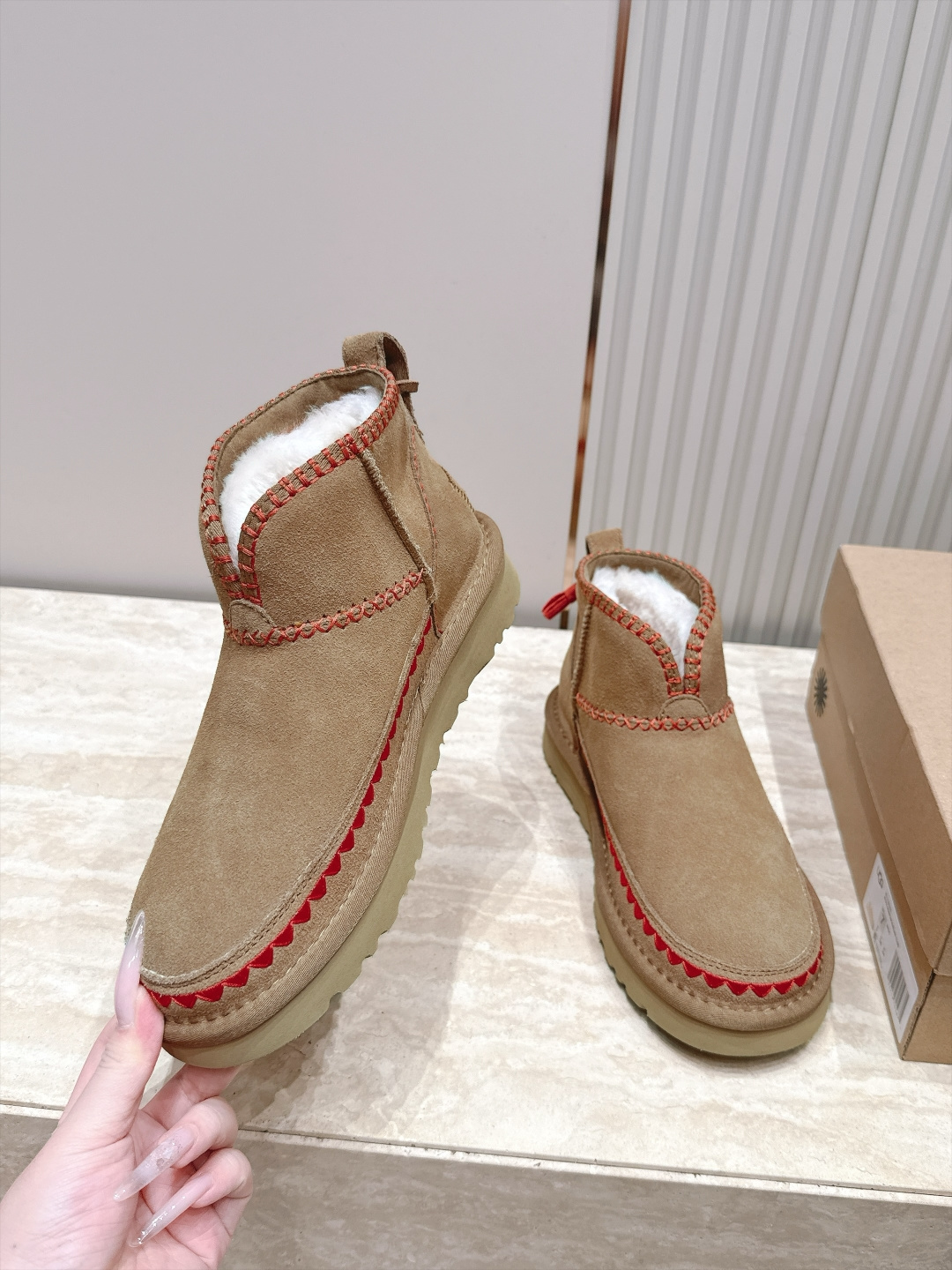 Ugg 26秋冬新款系列-- 刺绣款民族风流苏雪地靴 拒绝烂大街！民族刺绣，锯齿+交叉纹样，细节感满满，后跟带小流苏，复