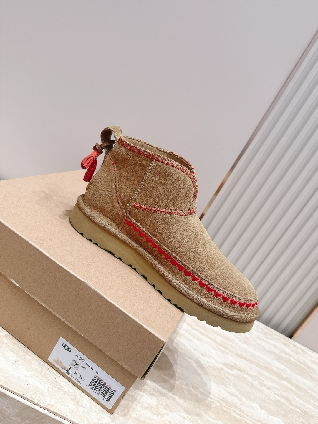 Ugg 26秋冬新款系列-- 刺绣款民族风流苏雪地靴 拒绝烂大街！民族刺绣，锯齿+交叉纹样，细节感满满，后跟带小流苏，复