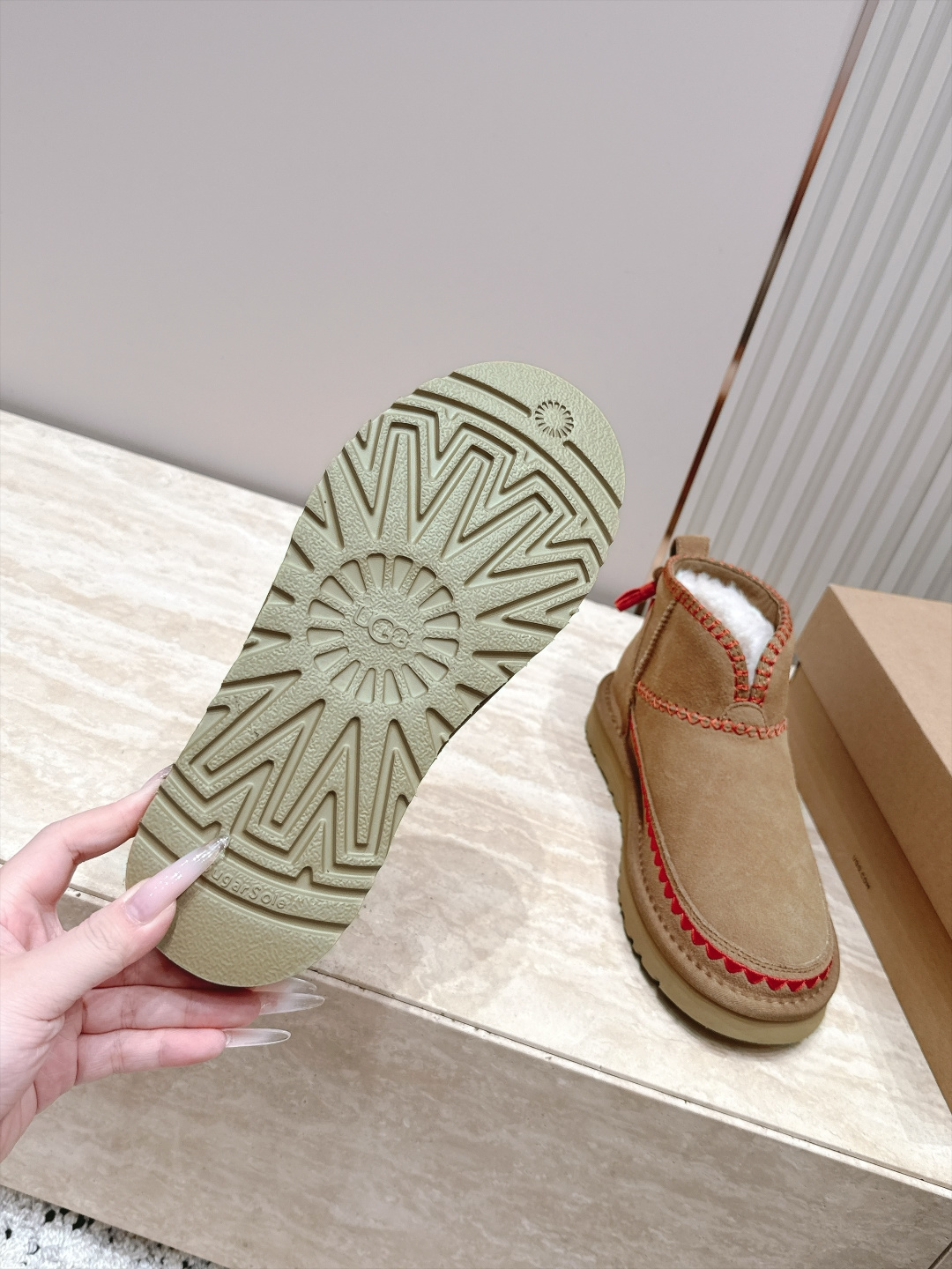 Ugg 26秋冬新款系列-- 刺绣款民族风流苏雪地靴 拒绝烂大街！民族刺绣，锯齿+交叉纹样，细节感满满，后跟带小流苏，复