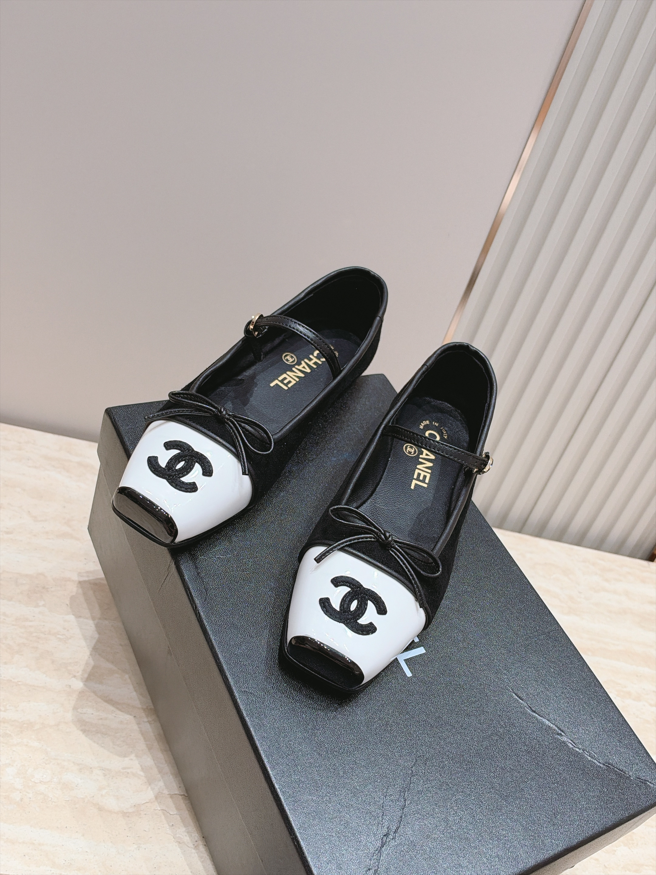 CHANEL 香奈儿26K新品双C拼色方头平底玛丽珍鞋单鞋 法式复古氛围感拉满 经典拼色方头版型超显脚瘦 一字带衬得脚 CHANEL 香奈儿26K新品双C拼色方头平底玛丽珍鞋单鞋 法式复古氛围感拉满 经典拼色方头版型超显脚瘦 一字带衬得脚