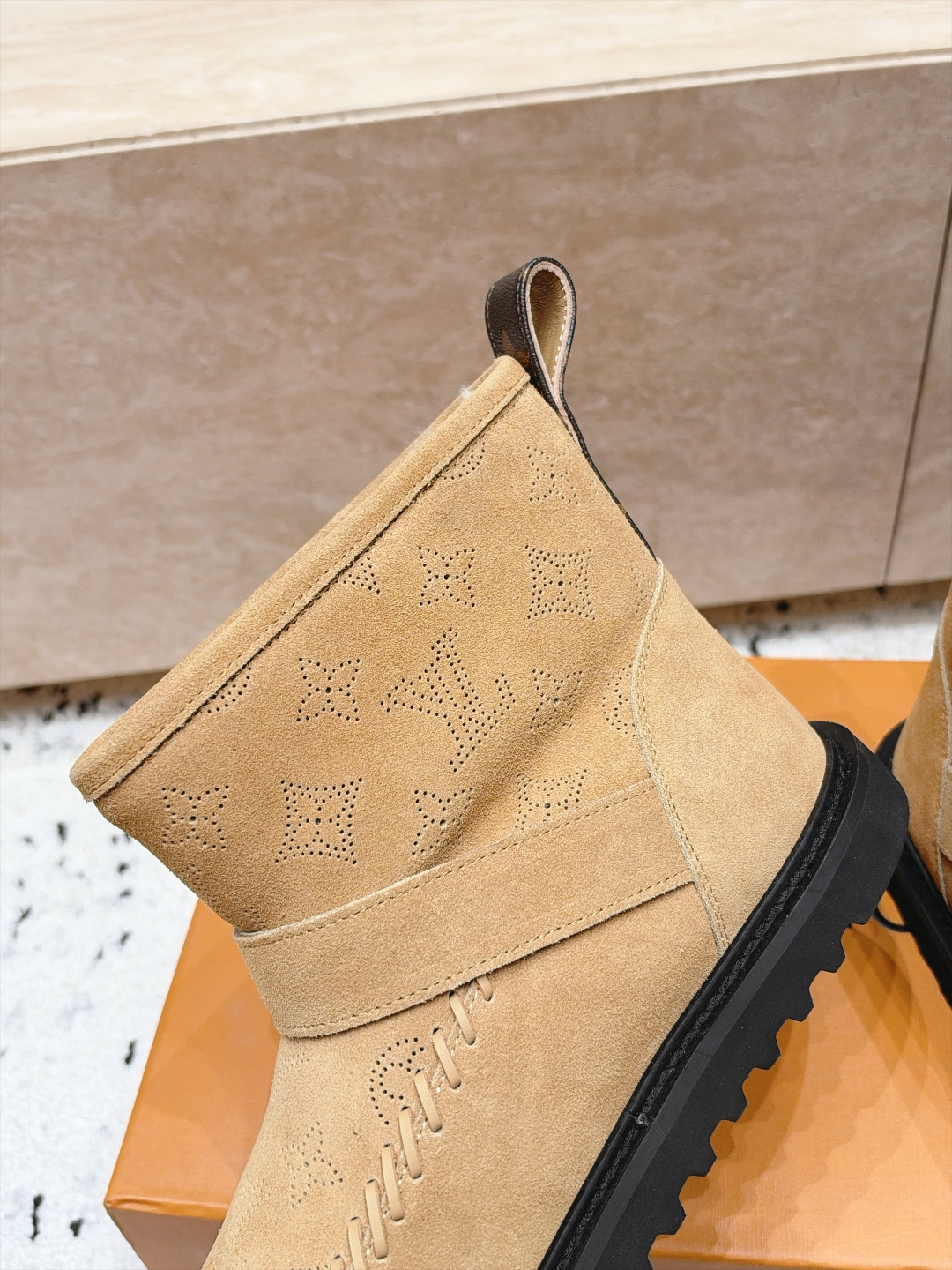 LOUIS VUITTON 26/ 秋冬新款 老花雪地靴 LV冬季滑雪系列Monogram雪地靴,辦识度超高!内里柔软羊 LOUIS VUITTON 26/ 秋冬新款 老花雪地靴 LV冬季滑雪系列Monogram雪地靴,辦识度超高!内里柔软羊