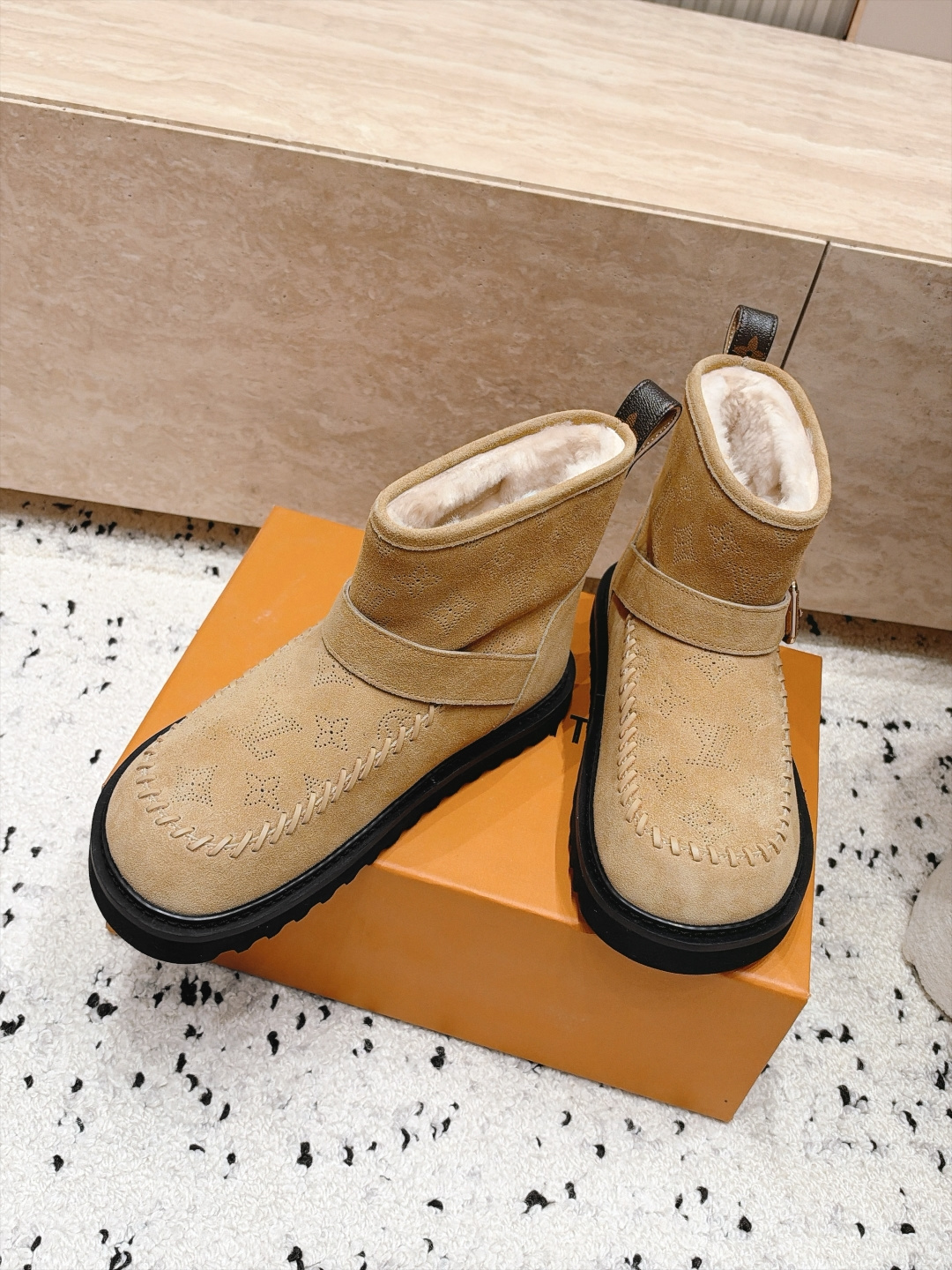 LOUIS VUITTON 26/ 秋冬新款 老花雪地靴 LV冬季滑雪系列Monogram雪地靴,辦识度超高!内里柔软羊 LOUIS VUITTON 26/ 秋冬新款 老花雪地靴 LV冬季滑雪系列Monogram雪地靴,辦识度超高!内里柔软羊