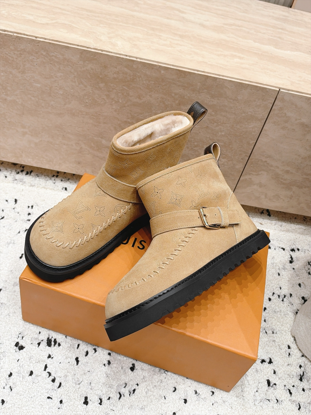 LOUIS VUITTON 26/ 秋冬新款 老花雪地靴 LV冬季滑雪系列Monogram雪地靴,辦识度超高!内里柔软羊 LOUIS VUITTON 26/ 秋冬新款 老花雪地靴 LV冬季滑雪系列Monogram雪地靴,辦识度超高!内里柔软羊