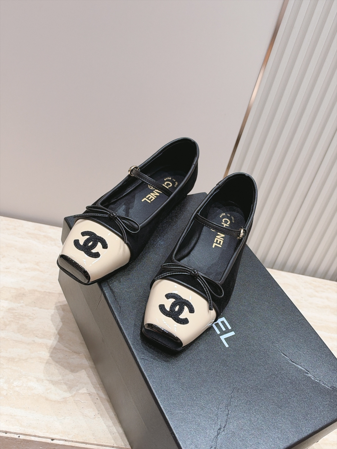 CHANEL 香奈儿26K新品双C拼色方头平底玛丽珍鞋单鞋 法式复古氛围感拉满 经典拼色方头版型超显脚瘦 一字带衬得脚 CHANEL 香奈儿26K新品双C拼色方头平底玛丽珍鞋单鞋 法式复古氛围感拉满 经典拼色方头版型超显脚瘦 一字带衬得脚