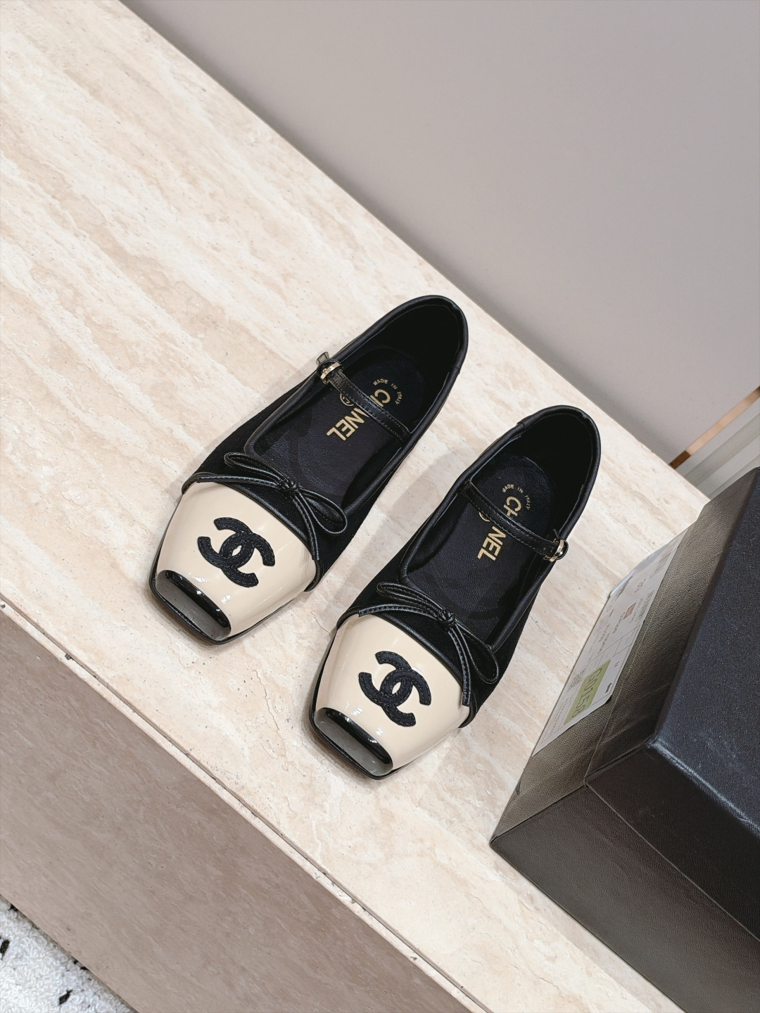 CHANEL 香奈儿26K新品双C拼色方头平底玛丽珍鞋单鞋 法式复古氛围感拉满 经典拼色方头版型超显脚瘦 一字带衬得脚 CHANEL 香奈儿26K新品双C拼色方头平底玛丽珍鞋单鞋 法式复古氛围感拉满 经典拼色方头版型超显脚瘦 一字带衬得脚
