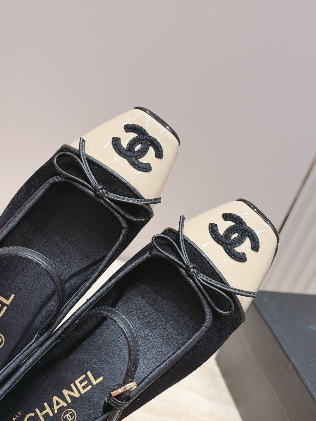 CHANEL 香奈儿26K新品双C拼色方头平底玛丽珍鞋单鞋 法式复古氛围感拉满 经典拼色方头版型超显脚瘦 一字带衬得脚 CHANEL 香奈儿26K新品双C拼色方头平底玛丽珍鞋单鞋 法式复古氛围感拉满 经典拼色方头版型超显脚瘦 一字带衬得脚