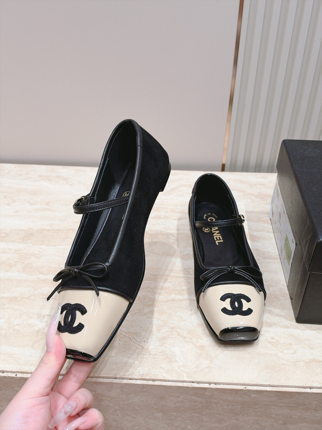 CHANEL 香奈儿26K新品双C拼色方头平底玛丽珍鞋单鞋 法式复古氛围感拉满 经典拼色方头版型超显脚瘦 一字带衬得脚 CHANEL 香奈儿26K新品双C拼色方头平底玛丽珍鞋单鞋 法式复古氛围感拉满 经典拼色方头版型超显脚瘦 一字带衬得脚