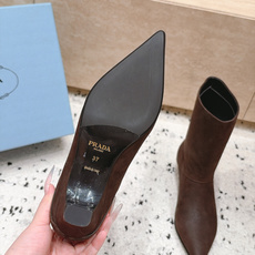 Prada 普拉达 26/秋冬新款 猫跟尖头中筒靴 长靴 这是 Prada 猫跟尖头中筒靴,黑色反绒皮(牛反绒)鞋面, Prada 普拉达 26/秋冬新款 猫跟尖头中筒靴 长靴 这是 Prada 猫跟尖头中筒靴,黑色反绒皮(牛反绒)鞋面,