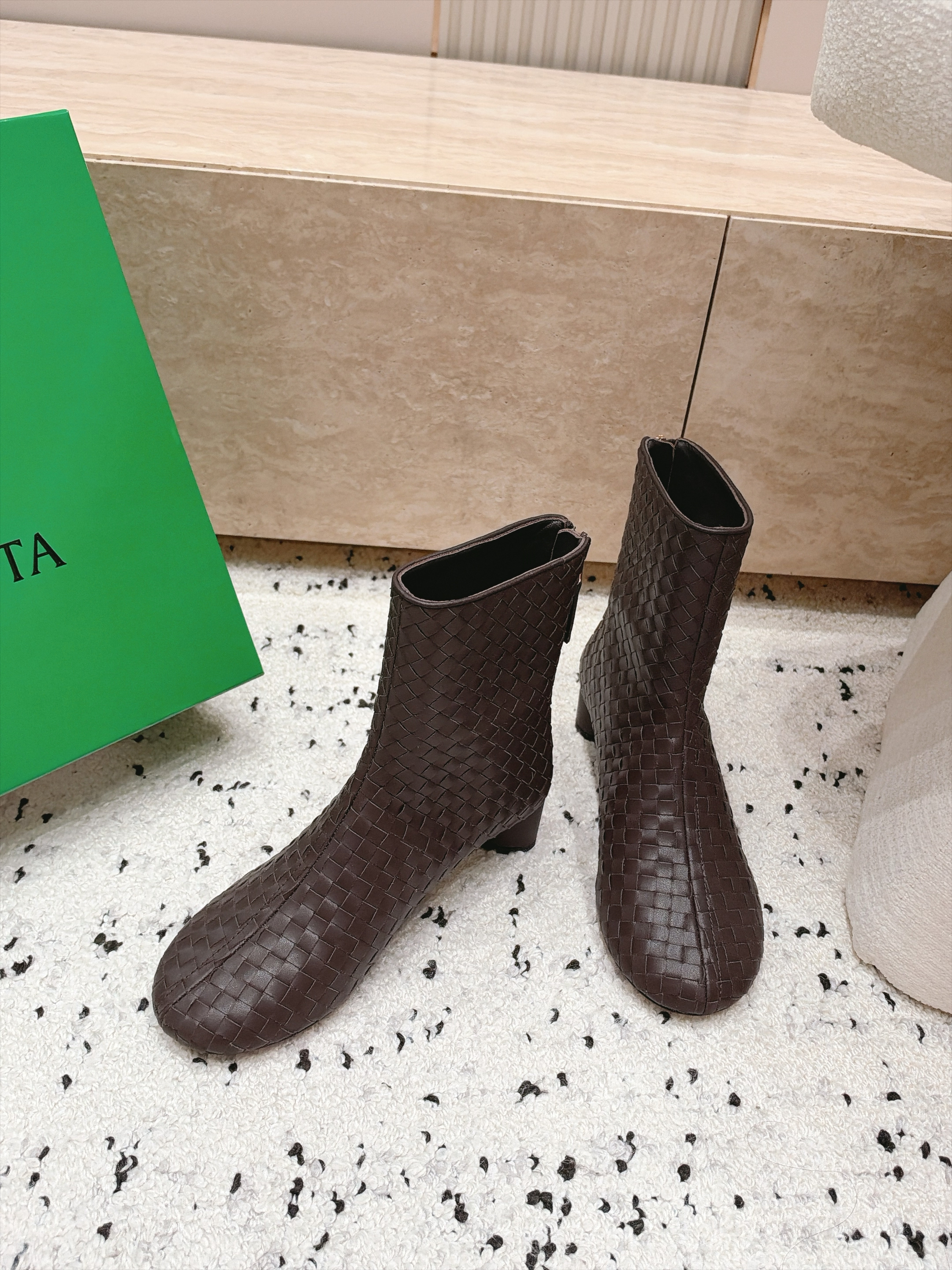 顶级版本  Bottega Veneta| 26秋冬新款BV 编织极简风短靴系列单品 牛油皮 全真皮  优雅材质运用在鞋