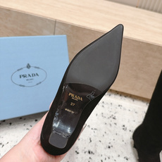 Prada 普拉达 26/秋冬新款 猫跟尖头中筒靴 长靴 这是 Prada 猫跟尖头中筒靴,黑色反绒皮(牛反绒)鞋面, Prada 普拉达 26/秋冬新款 猫跟尖头中筒靴 长靴 这是 Prada 猫跟尖头中筒靴,黑色反绒皮(牛反绒)鞋面,