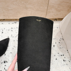Prada 普拉达 26/秋冬新款 猫跟尖头中筒靴 长靴 这是 Prada 猫跟尖头中筒靴,黑色反绒皮(牛反绒)鞋面, Prada 普拉达 26/秋冬新款 猫跟尖头中筒靴 长靴 这是 Prada 猫跟尖头中筒靴,黑色反绒皮(牛反绒)鞋面,