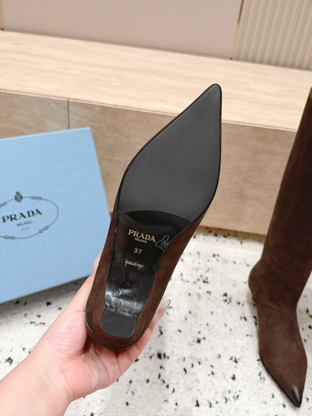 Prada 普拉达 26/秋冬新款 猫跟尖头中筒靴 长靴 这是 Prada 猫跟尖头中筒靴,黑色反绒皮(牛反绒)鞋面, Prada 普拉达 26/秋冬新款 猫跟尖头中筒靴 长靴 这是 Prada 猫跟尖头中筒靴,黑色反绒皮(牛反绒)鞋面,