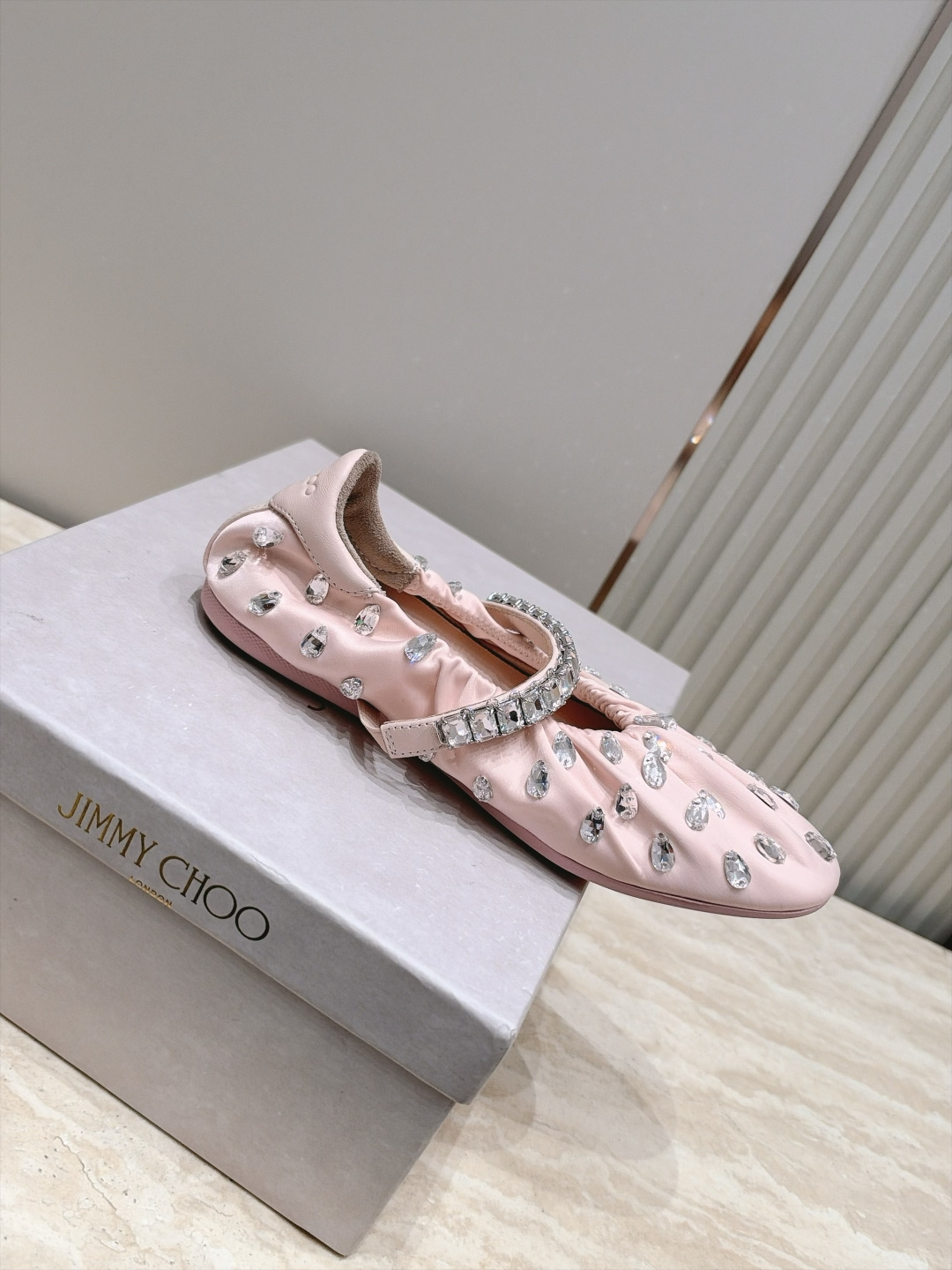 Jimmy Choo 26/早秋新款水钻玛丽珍单鞋 温柔名媛氛围感扑面而来,鞋身柔和的褶皱设计勾勒圆润鞋型,精致水钻饰带 Jimmy Choo 26/早秋新款水钻玛丽珍单鞋 温柔名媛氛围感扑面而来,鞋身柔和的褶皱设计勾勒圆润鞋型,精致水钻饰带