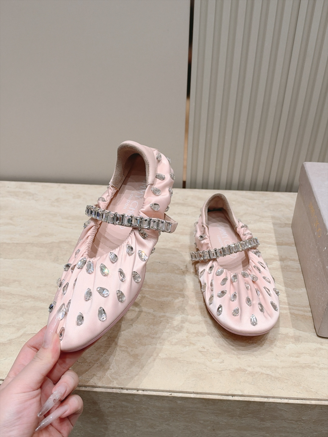 Jimmy Choo 26/早秋新款水钻玛丽珍单鞋 温柔名媛氛围感扑面而来,鞋身柔和的褶皱设计勾勒圆润鞋型,精致水钻饰带 Jimmy Choo 26/早秋新款水钻玛丽珍单鞋 温柔名媛氛围感扑面而来,鞋身柔和的褶皱设计勾勒圆润鞋型,精致水钻饰带