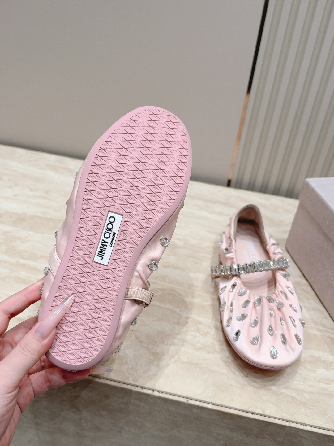 Jimmy Choo 26/早秋新款水钻玛丽珍单鞋 温柔名媛氛围感扑面而来,鞋身柔和的褶皱设计勾勒圆润鞋型,精致水钻饰带 Jimmy Choo 26/早秋新款水钻玛丽珍单鞋 温柔名媛氛围感扑面而来,鞋身柔和的褶皱设计勾勒圆润鞋型,精致水钻饰带