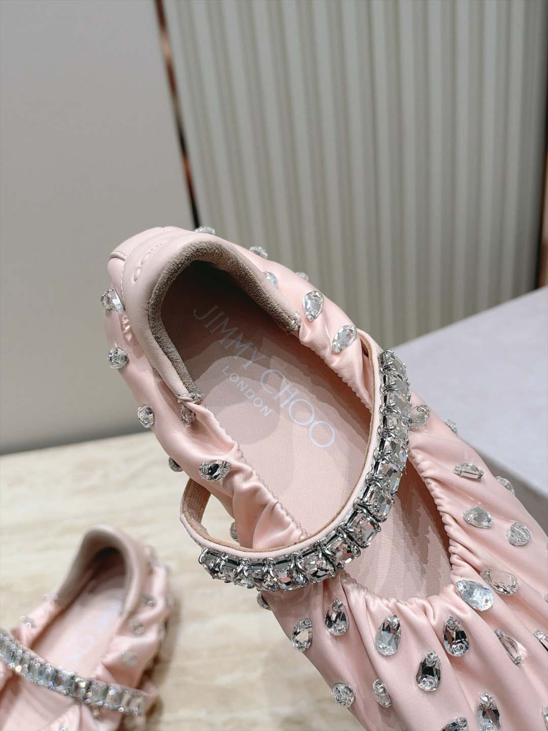 Jimmy Choo 26/早秋新款水钻玛丽珍单鞋 温柔名媛氛围感扑面而来,鞋身柔和的褶皱设计勾勒圆润鞋型,精致水钻饰带 Jimmy Choo 26/早秋新款水钻玛丽珍单鞋 温柔名媛氛围感扑面而来,鞋身柔和的褶皱设计勾勒圆润鞋型,精致水钻饰带