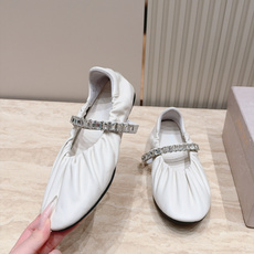 Jimmy Choo 26/早秋新款水钻玛丽珍单鞋 温柔名媛氛围感扑面而来,鞋身柔和的褶皱设计勾勒圆润鞋型,精致水钻饰带 Jimmy Choo 26/早秋新款水钻玛丽珍单鞋 温柔名媛氛围感扑面而来,鞋身柔和的褶皱设计勾勒圆润鞋型,精致水钻饰带