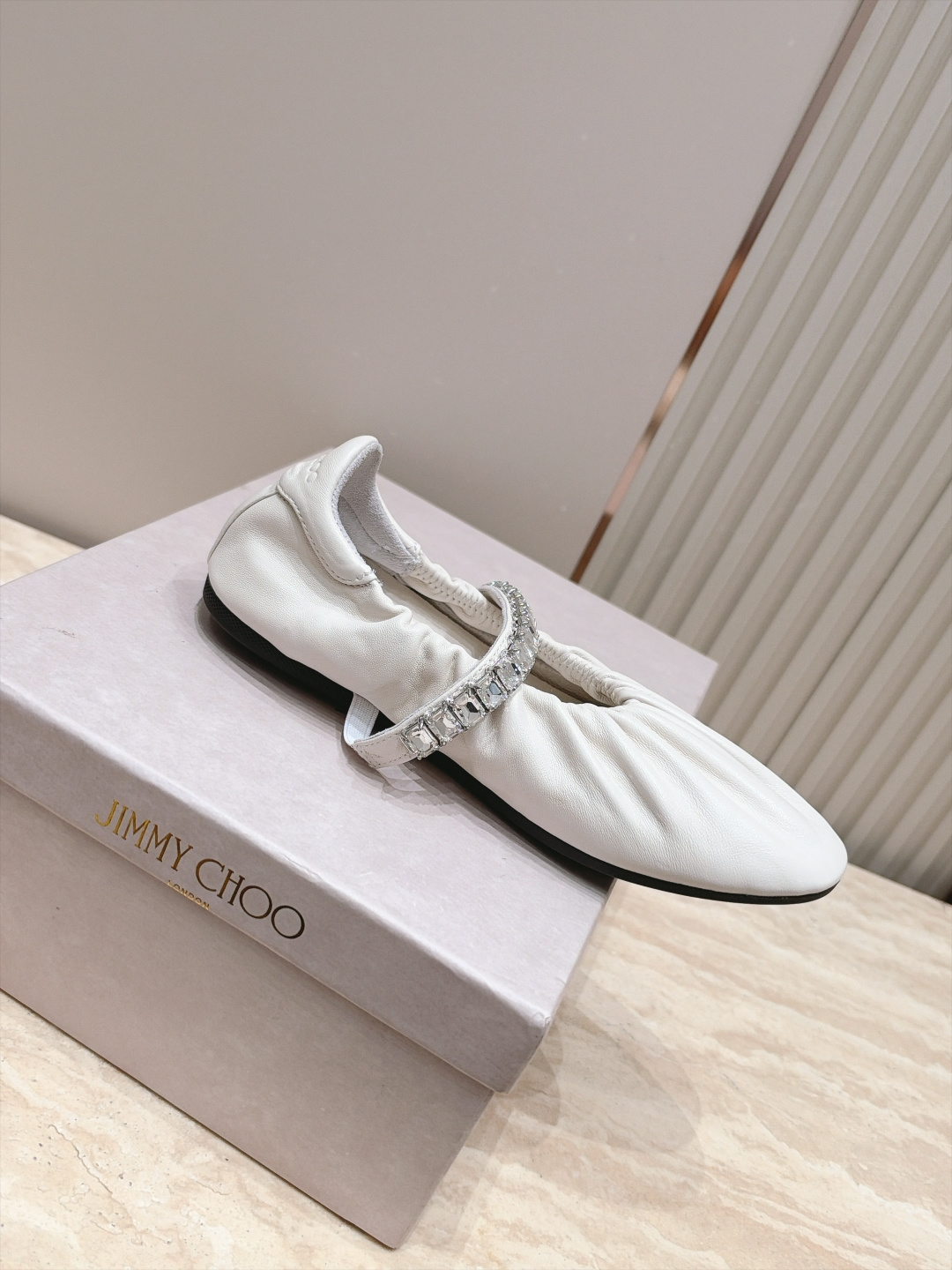 Jimmy Choo 26/早秋新款水钻玛丽珍单鞋 温柔名媛氛围感扑面而来,鞋身柔和的褶皱设计勾勒圆润鞋型,精致水钻饰带 Jimmy Choo 26/早秋新款水钻玛丽珍单鞋 温柔名媛氛围感扑面而来,鞋身柔和的褶皱设计勾勒圆润鞋型,精致水钻饰带