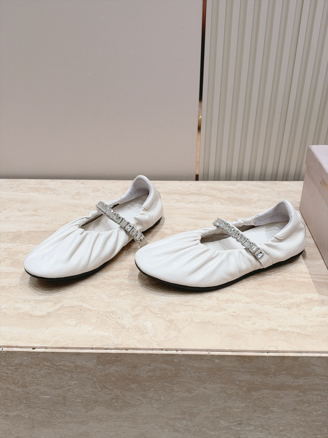 Jimmy Choo 26/早秋新款水钻玛丽珍单鞋 温柔名媛氛围感扑面而来,鞋身柔和的褶皱设计勾勒圆润鞋型,精致水钻饰带 Jimmy Choo 26/早秋新款水钻玛丽珍单鞋 温柔名媛氛围感扑面而来,鞋身柔和的褶皱设计勾勒圆润鞋型,精致水钻饰带