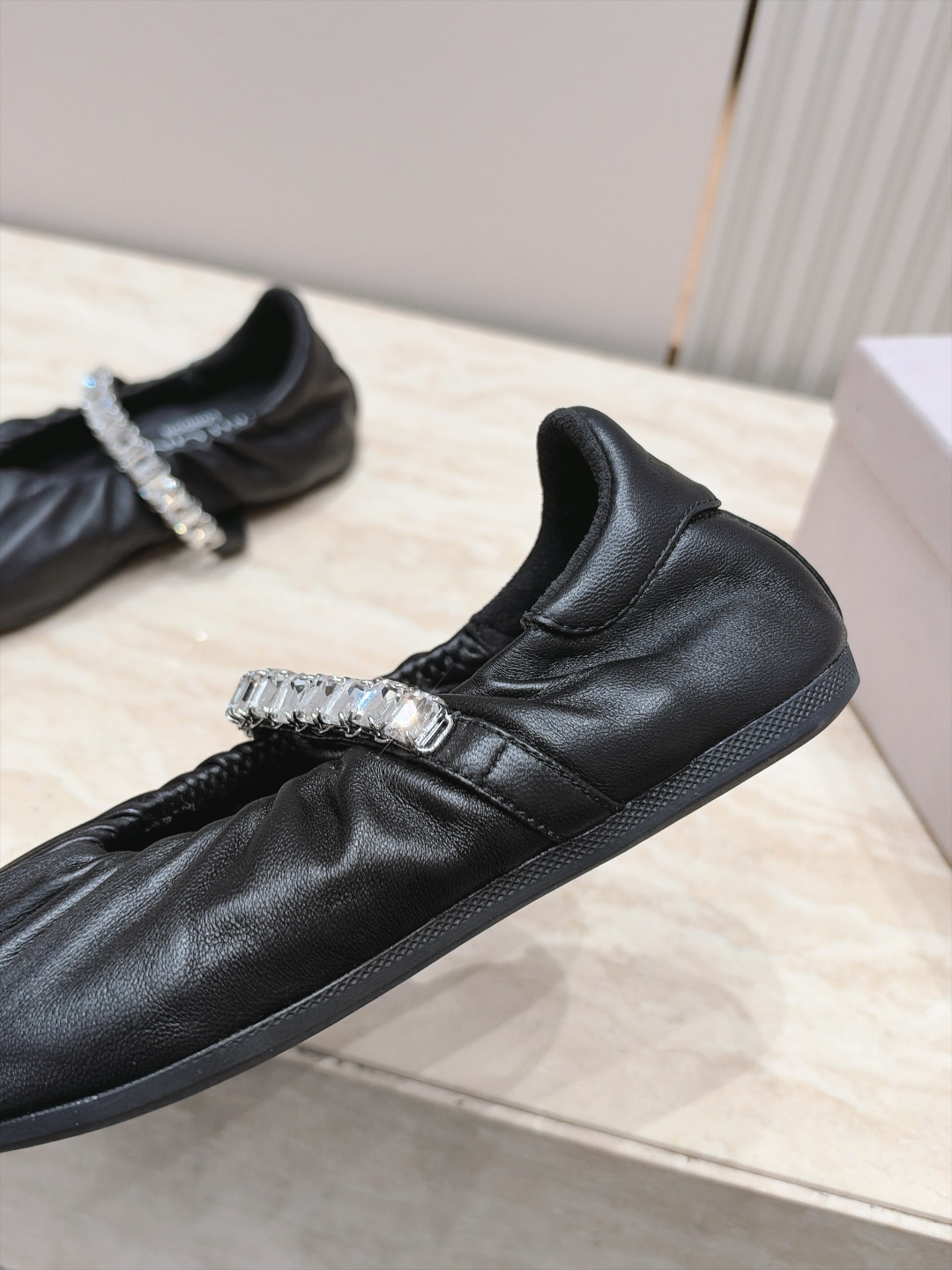 Jimmy Choo 26/早秋新款水钻玛丽珍单鞋 温柔名媛氛围感扑面而来,鞋身柔和的褶皱设计勾勒圆润鞋型,精致水钻饰带 Jimmy Choo 26/早秋新款水钻玛丽珍单鞋 温柔名媛氛围感扑面而来,鞋身柔和的褶皱设计勾勒圆润鞋型,精致水钻饰带