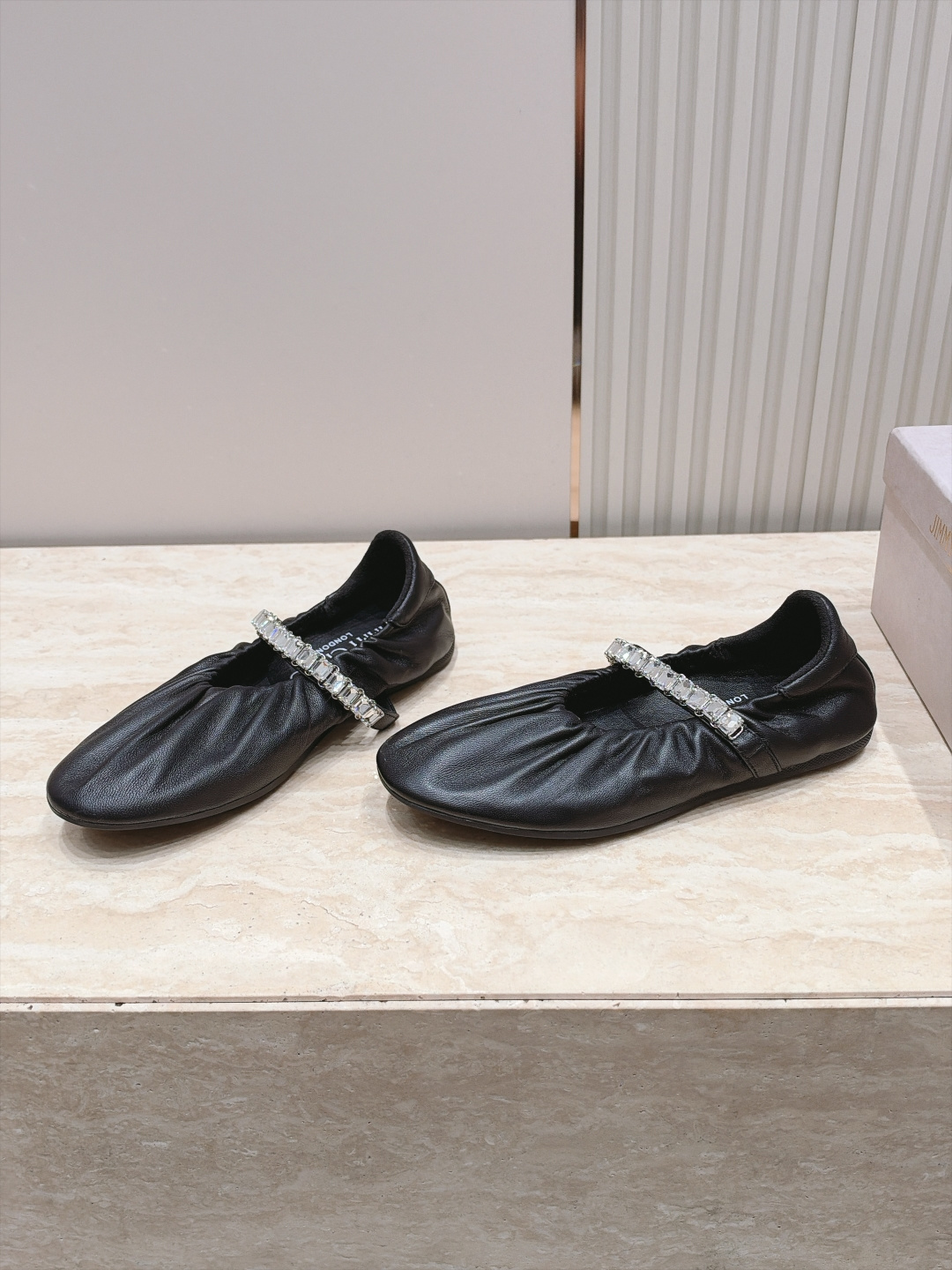 Jimmy Choo 26/早秋新款水钻玛丽珍单鞋 温柔名媛氛围感扑面而来,鞋身柔和的褶皱设计勾勒圆润鞋型,精致水钻饰带 Jimmy Choo 26/早秋新款水钻玛丽珍单鞋 温柔名媛氛围感扑面而来,鞋身柔和的褶皱设计勾勒圆润鞋型,精致水钻饰带