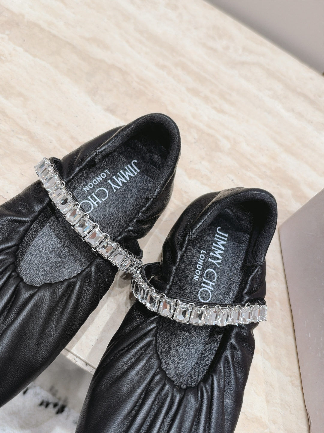 Jimmy Choo 26/早秋新款水钻玛丽珍单鞋 温柔名媛氛围感扑面而来,鞋身柔和的褶皱设计勾勒圆润鞋型,精致水钻饰带 Jimmy Choo 26/早秋新款水钻玛丽珍单鞋 温柔名媛氛围感扑面而来,鞋身柔和的褶皱设计勾勒圆润鞋型,精致水钻饰带