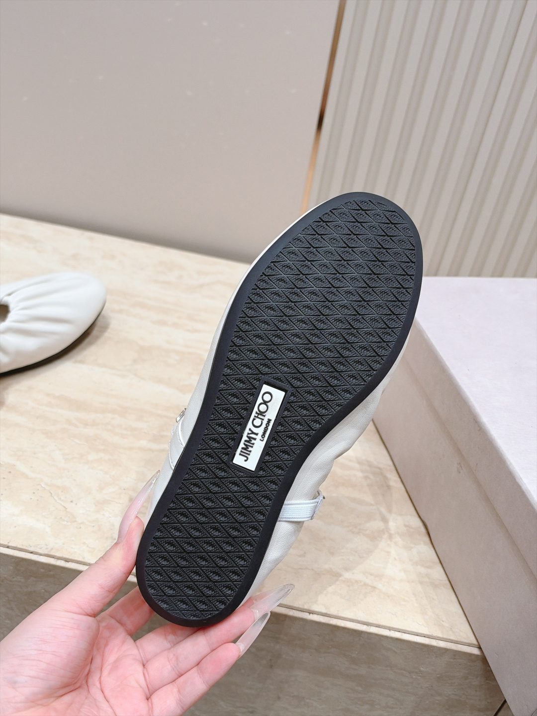 Jimmy Choo 26/早秋新款水钻玛丽珍单鞋 温柔名媛氛围感扑面而来,鞋身柔和的褶皱设计勾勒圆润鞋型,精致水钻饰带 Jimmy Choo 26/早秋新款水钻玛丽珍单鞋 温柔名媛氛围感扑面而来,鞋身柔和的褶皱设计勾勒圆润鞋型,精致水钻饰带
