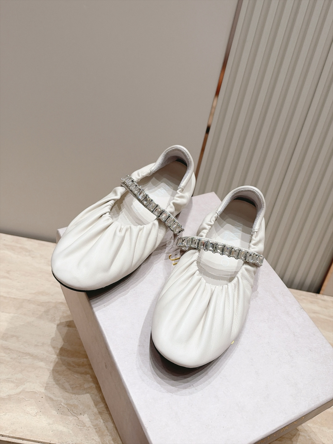 Jimmy Choo 26/早秋新款水钻玛丽珍单鞋 温柔名媛氛围感扑面而来,鞋身柔和的褶皱设计勾勒圆润鞋型,精致水钻饰带 Jimmy Choo 26/早秋新款水钻玛丽珍单鞋 温柔名媛氛围感扑面而来,鞋身柔和的褶皱设计勾勒圆润鞋型,精致水钻饰带