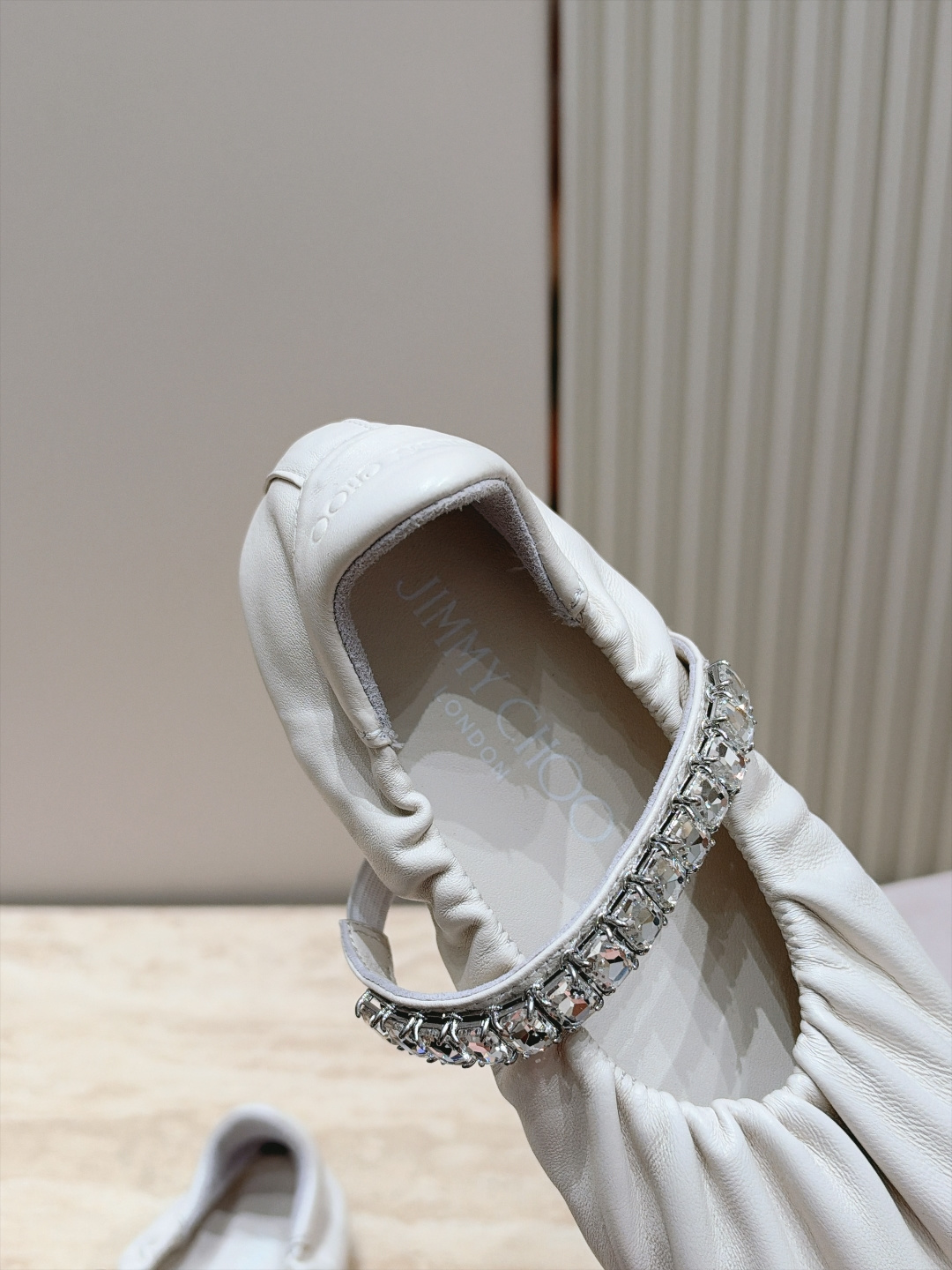Jimmy Choo 26/早秋新款水钻玛丽珍单鞋 温柔名媛氛围感扑面而来,鞋身柔和的褶皱设计勾勒圆润鞋型,精致水钻饰带 Jimmy Choo 26/早秋新款水钻玛丽珍单鞋 温柔名媛氛围感扑面而来,鞋身柔和的褶皱设计勾勒圆润鞋型,精致水钻饰带