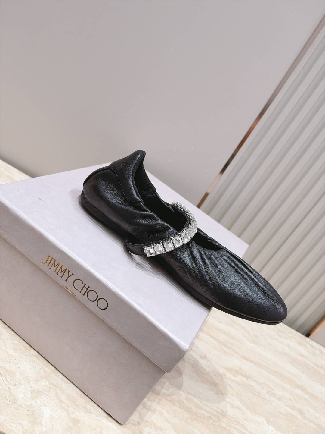 Jimmy Choo 26/早秋新款水钻玛丽珍单鞋 温柔名媛氛围感扑面而来,鞋身柔和的褶皱设计勾勒圆润鞋型,精致水钻饰带 Jimmy Choo 26/早秋新款水钻玛丽珍单鞋 温柔名媛氛围感扑面而来,鞋身柔和的褶皱设计勾勒圆润鞋型,精致水钻饰带