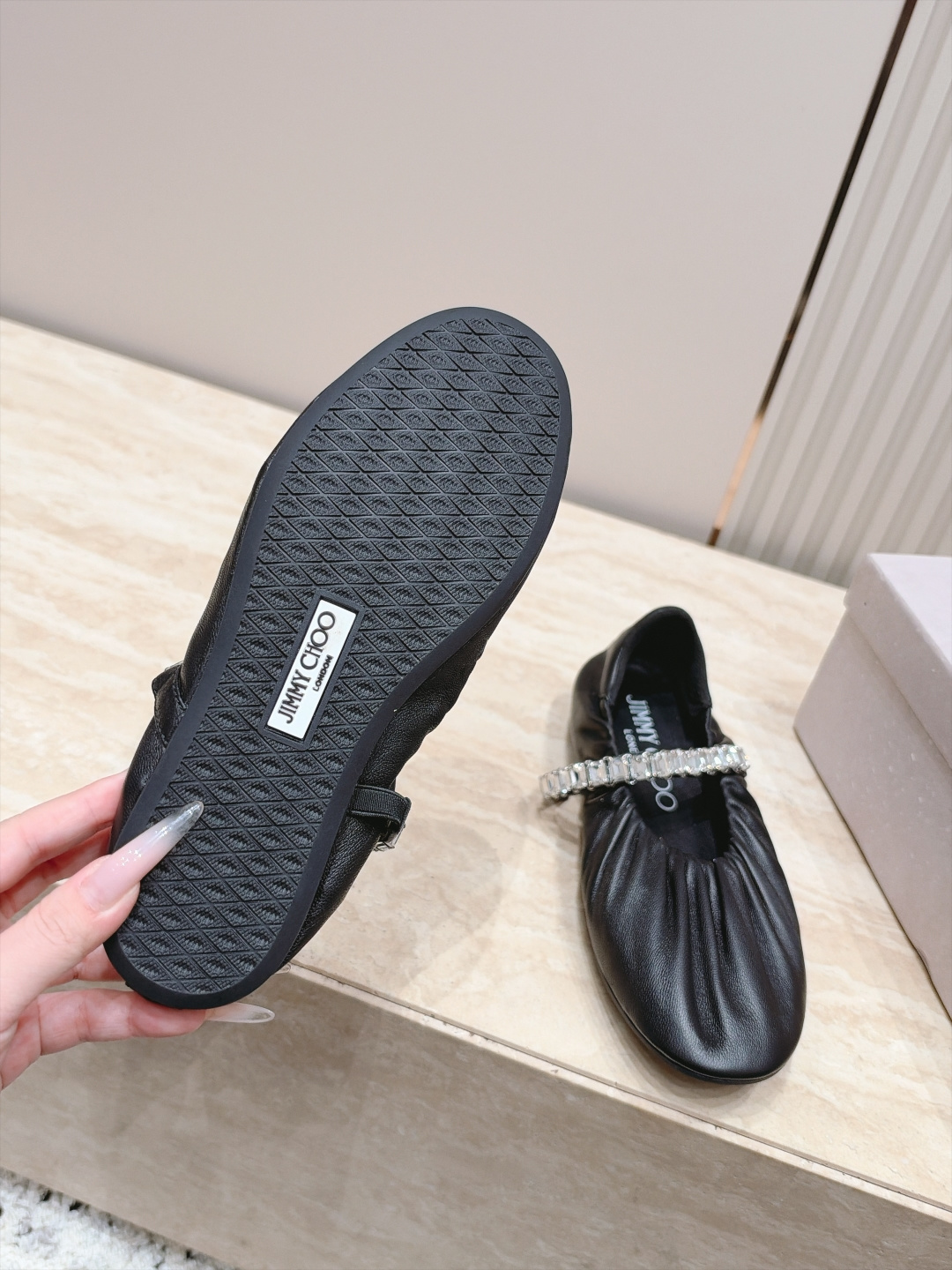Jimmy Choo 26/早秋新款水钻玛丽珍单鞋 温柔名媛氛围感扑面而来,鞋身柔和的褶皱设计勾勒圆润鞋型,精致水钻饰带 Jimmy Choo 26/早秋新款水钻玛丽珍单鞋 温柔名媛氛围感扑面而来,鞋身柔和的褶皱设计勾勒圆润鞋型,精致水钻饰带
