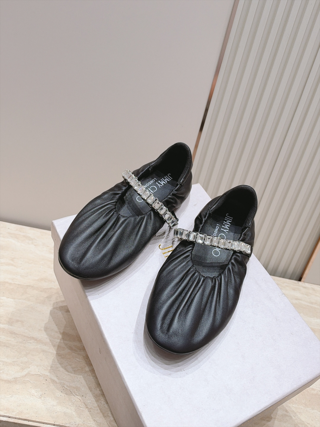 Jimmy Choo 26/早秋新款水钻玛丽珍单鞋 温柔名媛氛围感扑面而来,鞋身柔和的褶皱设计勾勒圆润鞋型,精致水钻饰带 Jimmy Choo 26/早秋新款水钻玛丽珍单鞋 温柔名媛氛围感扑面而来,鞋身柔和的褶皱设计勾勒圆润鞋型,精致水钻饰带