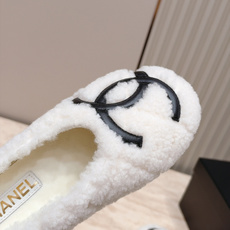 Chanel 香奈儿 26 康鹏 双C毛毛平底单鞋 温柔名媛氛围感直接拉满,软糯波点毛绒质感自带复古贵气,标志性双C饰牌 Chanel 香奈儿 26 康鹏 双C毛毛平底单鞋 温柔名媛氛围感直接拉满,软糯波点毛绒质感自带复古贵气,标志性双C饰牌