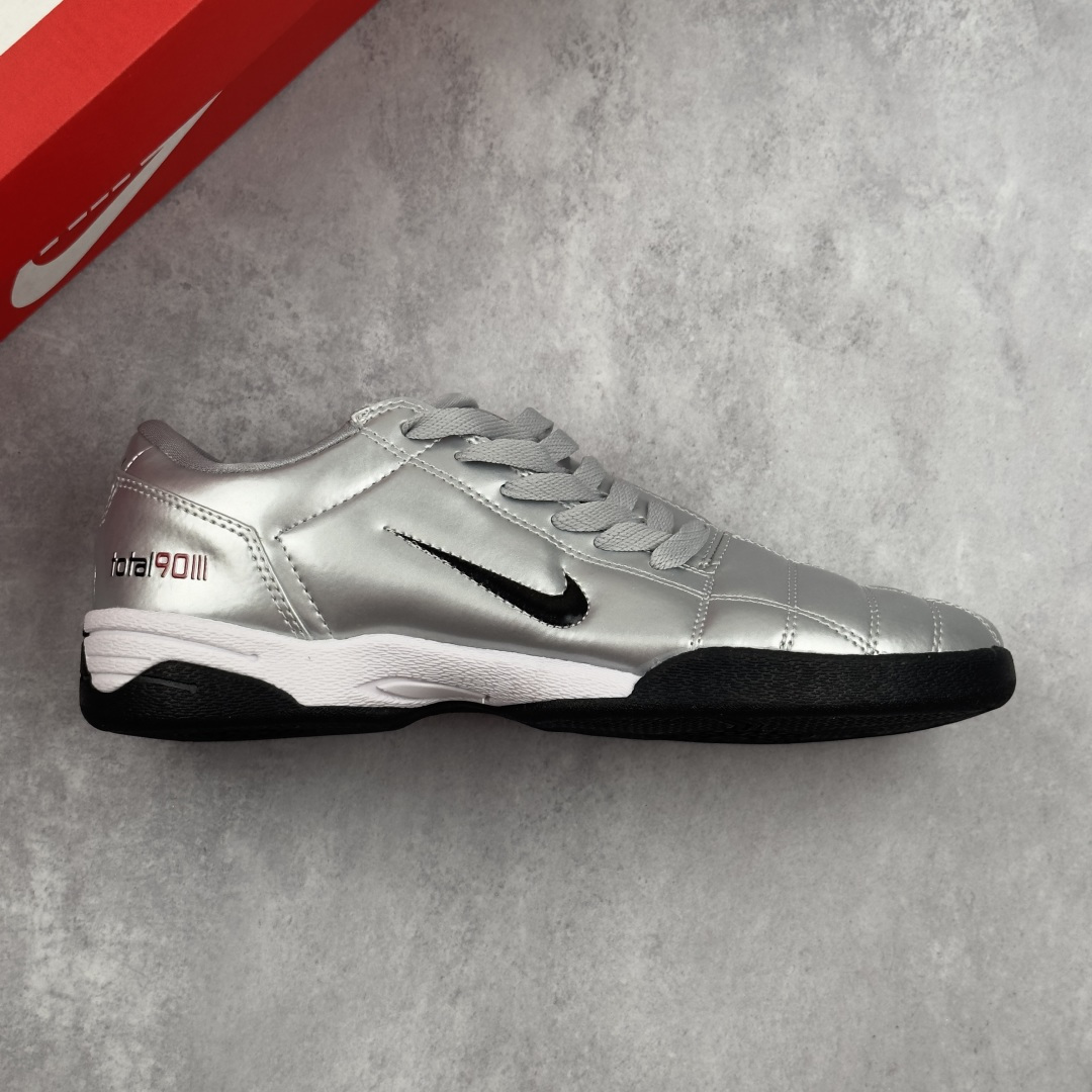 Nike Total T90 SP “Manchester United”时尚舒适 防滑耐磨 足球鞋 诞生于千禧年初的 Nike Total 90 系列,最初为职业赛场所打造,名称意会为专注于足球场上 90 分钟.系列悠久且令人难忘的历史,为美妙的足球运动留下了永恒的传奇色彩.Total 90 III 首次登场于 2004 年,作为该系列的第三代产品,这一经典足球鞋也迎来了巅峰.而此次重新回归的 Nike Total 90 SP “Light Orewood Brown” 正是以该款经典之作为蓝本,以正宗足球风格,为现今街头风潮注入新活力. 货号:308238 001 Z1X.5