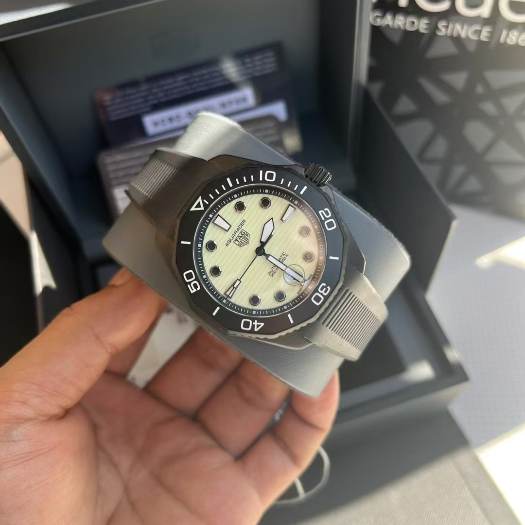 NO:728186,New TAG Heuer!  The TAG Heuer Aquaracer Nightdiver diving watch is equipped with Caliber 5 automatic movement, equipped with a 43 mm DLC-coated stainless steel case and a black ceramic bezel of the same color. With its bold and unnecessary style and restrained and low-key temperament, it has become the ideal companion for night diving enthusiasts. It is strong and reliable, and is not afraid of any environment.19860909豪雅新款！TAG Heuer Aquaracer（竞潜系列）Nightdiver潜水腕表,搭载Calibre 5自动机芯,配备43毫米DLC镀层精钢表壳和同色系黑色陶瓷表圈,以大胆无谓的风格和内敛低调的气质,成为夜潜爱好者的理想伴侣.刚劲可靠,无惧任何环境.,,Watch