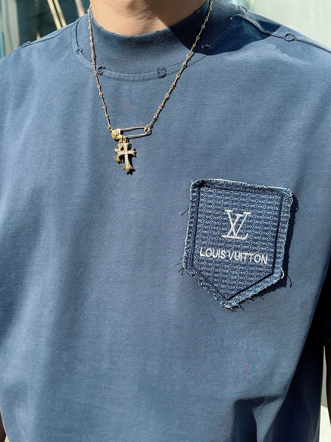 NO:120180,LV2025 new technology, washing, cutting, grinding, spring and summer new style, the latest short-sleeved round-neck T-shirt, the same style on the official website, high-end customization, avant-garde and fashionable design!  Brand logo heavy craftsmanship design, high-end pure cotton fabric, soft feel, comfortable to wear, exquisite counter-level car line, fine workmanship, invincible and handsome upper body effect!  A must-have item for handsome men!  Color Paris black Paris rice Paris green Paris gray yard count M-3XL code count, louis vuitton, T-shirt,tees, t-shirt,alexander wang19860909LV2025新工艺洗水割烂磨破春夏新款首发专柜最新款短袖圆领T恤 官网同款 高端订制 设计前卫时尚！品牌logo重工艺设计 高端定纯棉面料.手感柔软.穿着舒适.专柜级别精致车线.做工精细.上身效果无敌帅气！型男必备单品！ 颜色巴黎黑 巴黎米 巴黎绿 巴黎灰 码数M-3XL码数,,louis vuitton,T-shirt,tees，t-shirt,alexander wang,Men's clothing