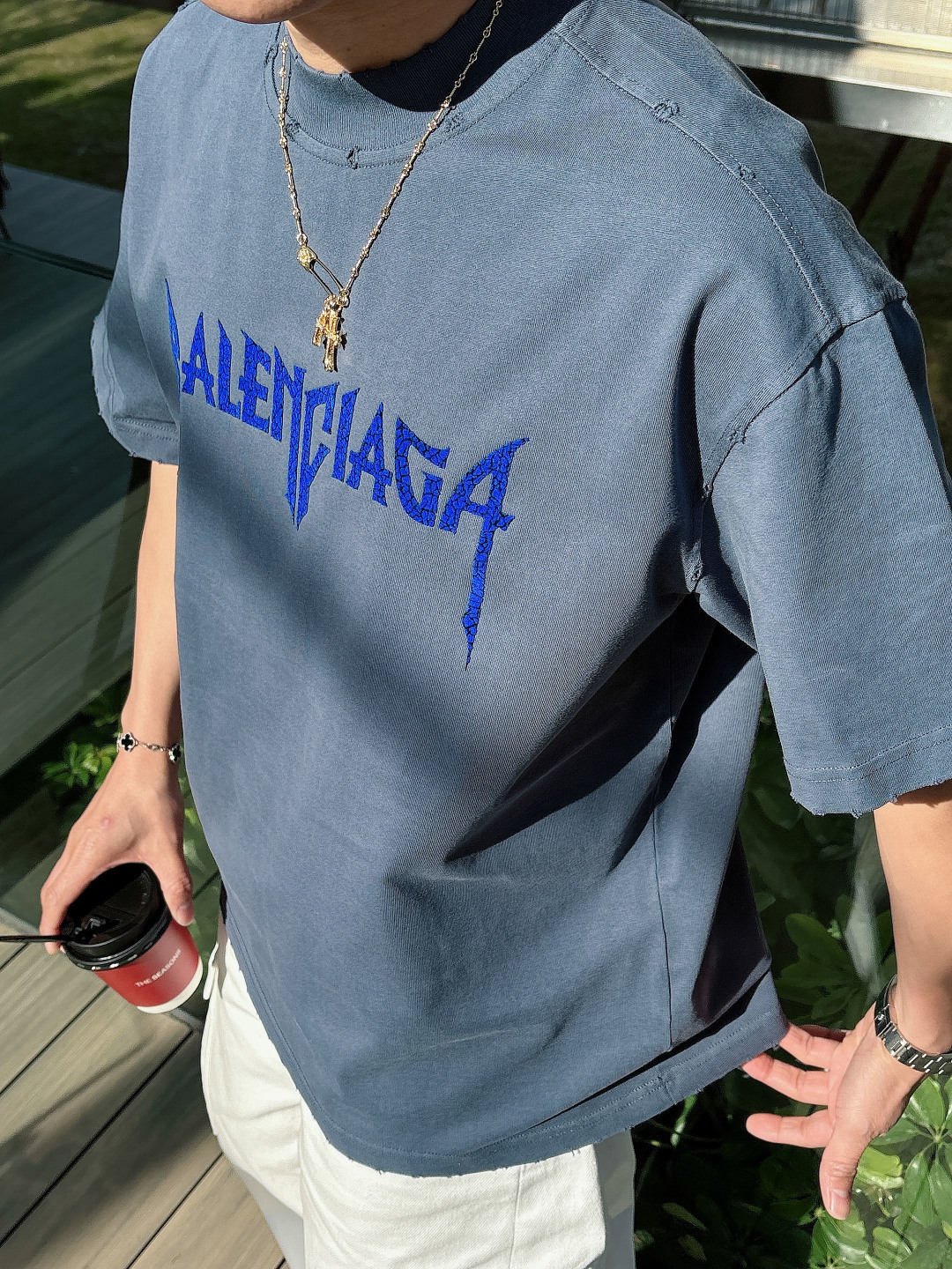 NO:120175,Balenciaga 2025 new process washing, water cutting, broken and broken spring and summer new styles, the latest short-sleeved round-neck T-shirt in the first counter, the same as the official website, high-end customization, avant-garde and fashionable design!  Brand logo heavy craftsmanship design, high-end pure cotton fabric, soft feel, comfortable to wear, exquisite counter-level car line, fine workmanship, invincible and handsome upper body effect!  A must-have item for handsome men!  Color Paris Black Paris Rice Paris Green Paris Gray Code Number M-3XL Code Number, balenciaga, T-shirt,tees, t-shirt,alexander wang19860909巴黎世家2025新工艺洗水割烂磨破春夏新款首发专柜最新款短袖圆领T恤 官网同款 高端订制 设计前卫时尚！品牌logo重工艺设计 高端定纯棉面料.手感柔软.穿着舒适.专柜级别精致车线.做工精细.上身效果无敌帅气！型男必备单品！ 颜色巴黎黑 巴黎米 巴黎绿 巴黎灰 码数M-3XL码数,,balenciaga,T-shirt,tees，t-shirt,alexander wang,Men's clothing