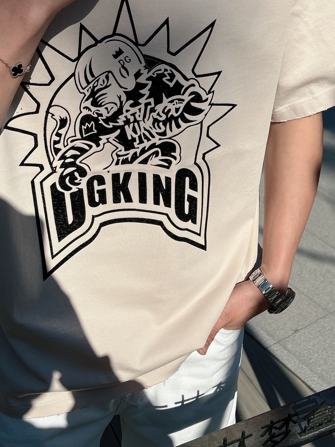 NO:510100,Dujia Banner DG2025 new process, washing, cutting, grinding, spring and summer new style, the latest short-sleeved round-neck T-shirt, the same style on the official website, high-end customization, avant-garde and fashionable design!  Brand logo heavy craftsmanship design, high-end pure cotton fabric, soft feel, comfortable to wear, exquisite counter-level car line, fine workmanship, invincible and handsome upper body effect!  A must-have item for handsome men!  Color black beige, green, Paris gray. The code number M-3XL is a little larger. T-shirt,tees,t-shirt,alexander wang19860909杜家班纳DG2025新工艺洗水割烂磨破春夏新款首发专柜最新款短袖圆领T恤 官网同款 高端订制 设计前卫时尚！品牌logo重工艺设计 高端定纯棉面料.手感柔软.穿着舒适.专柜级别精致车线.做工精细.上身效果无敌帅气！型男必备单品！ 颜色黑色 米色,绿色,巴黎灰 码数M-3XL码数偏大一点,,T-shirt,tees，t-shirt,alexander wang,Men's clothing