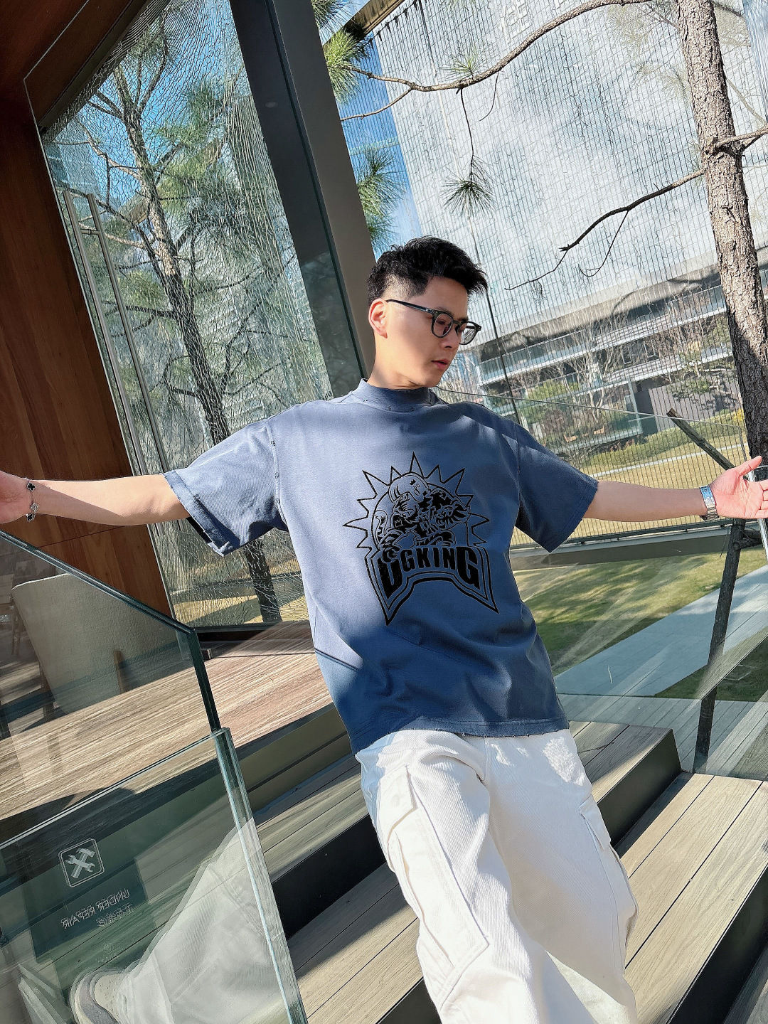 NO:412518,Dujia Banner DG2025 new process, washing, cutting, grinding, spring and summer new style, the latest short-sleeved round-neck T-shirt, the same style on the official website, high-end customization, avant-garde and fashionable design!  Brand logo heavy craftsmanship design, high-end pure cotton fabric, soft feel, comfortable to wear, exquisite counter-level car line, fine workmanship, invincible and handsome upper body effect!  A must-have item for handsome men!  Color black beige, green, Paris gray. The code number M-3XL is a little larger. Exclusively available, T-shirt,tees, t-shirt,alexander wang19860909杜家班纳DG2025新工艺洗水割烂磨破春夏新款首发专柜最新款短袖圆领T恤 官网同款 高端订制 设计前卫时尚！品牌logo重工艺设计 高端定纯棉面料.手感柔软.穿着舒适.专柜级别精致车线.做工精细.上身效果无敌帅气！型男必备单品！ 颜色黑色 米色,绿色,巴黎灰 码数M-3XL码数偏大一点 独家专供,,T-shirt,tees，t-shirt,alexander wang,Men's clothing