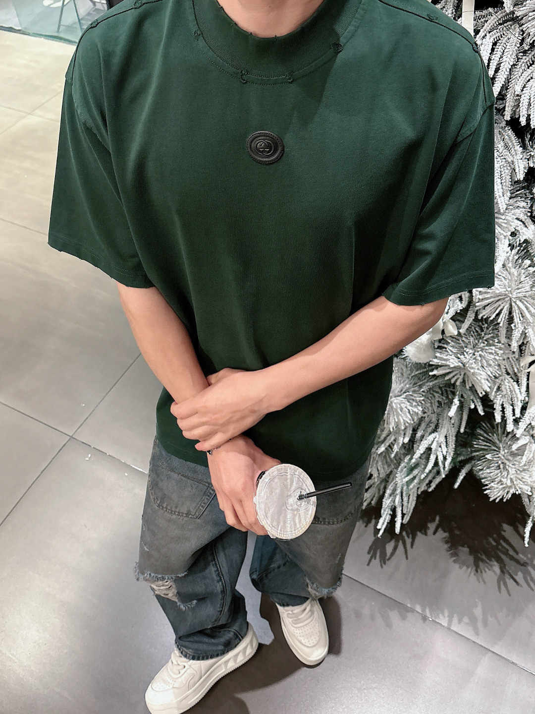 NO:120193,GUcci2025 new technology wash, cut, worn, and broken. The new spring and summer new model is the first-time counter. The latest short-sleeved round-neck T-shirt is the same as the official website. High-end customization. The design is avant-garde and fashionable!  Brand logo heavy craftsmanship design, high-end pure cotton fabric, soft feel, comfortable to wear, exquisite counter-level car line, fine workmanship, invincible and handsome upper body effect!  A must-have item for handsome men!  Color black beige, green, Paris gray. The code number M-3XL is a little larger., gucci, T-shirt, tees, t-shirt, alexander wang19860909GUcci2025新工艺洗水割烂磨破春夏新款首发专柜最新款短袖圆领T恤 官网同款 高端订制 设计前卫时尚！品牌logo重工艺设计 高端定纯棉面料.手感柔软.穿着舒适.专柜级别精致车线.做工精细.上身效果无敌帅气！型男必备单品！ 颜色黑色 米色,绿色,巴黎灰 码数M-3XL码数偏大一点,,gucci,T-shirt,tees，t-shirt,alexander wang,Men's clothing