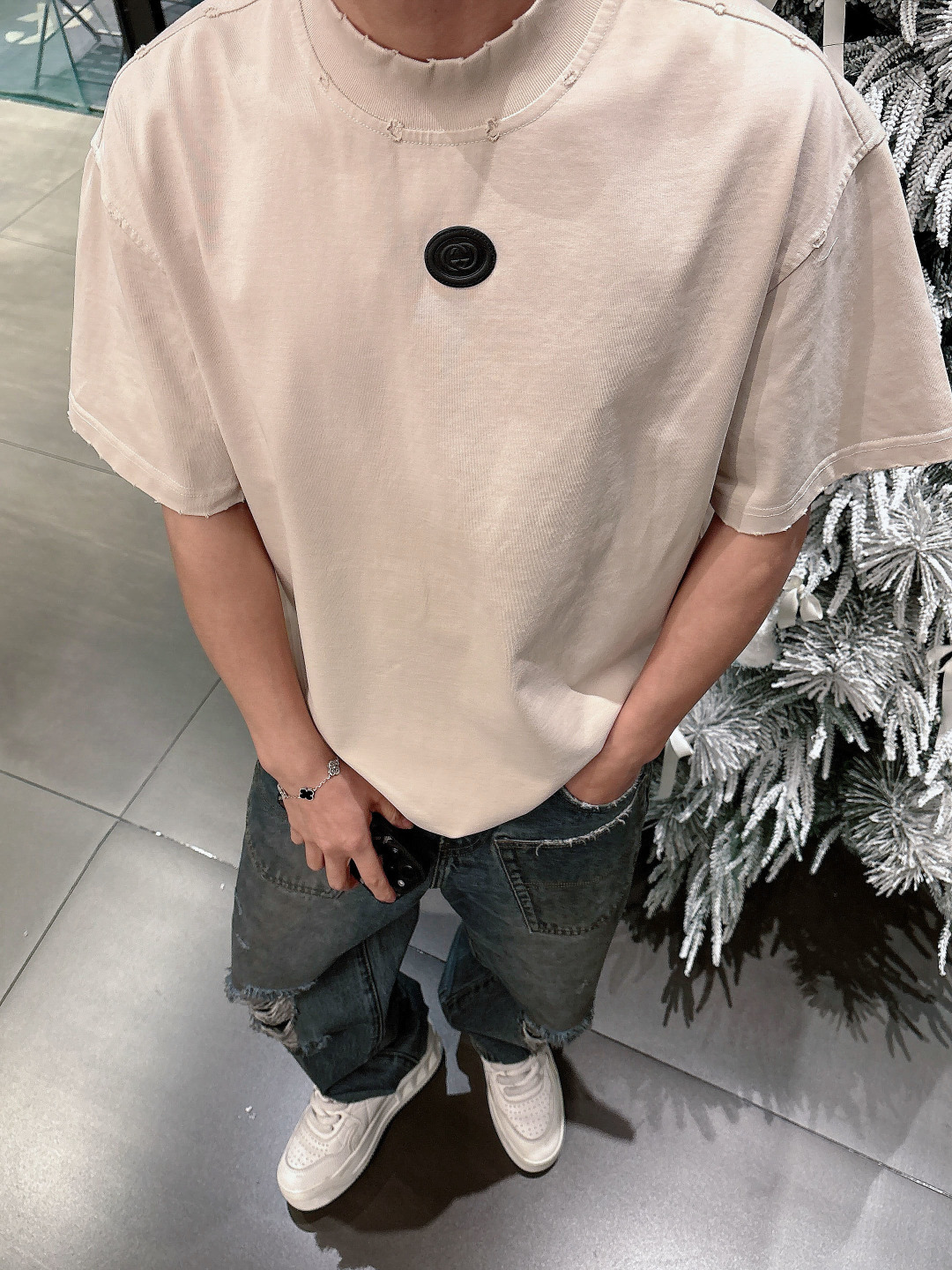 NO:120179,GUcci2025 new technology wash, cut, worn, and broken. The new spring and summer new model is the first-time counter. The latest short-sleeved round-neck T-shirt is the same as the official website. High-end customization. The design is avant-garde and fashionable!  Brand logo heavy craftsmanship design, high-end pure cotton fabric, soft feel, comfortable to wear, exquisite counter-level car line, fine workmanship, invincible and handsome upper body effect!  A must-have item for handsome men!  Color black beige, green, Paris gray. The code number M-3XL is a little larger., gucci, T-shirt, tees, t-shirt, alexander wang19860909GUcci2025新工艺洗水割烂磨破春夏新款首发专柜最新款短袖圆领T恤 官网同款 高端订制 设计前卫时尚！品牌logo重工艺设计 高端定纯棉面料.手感柔软.穿着舒适.专柜级别精致车线.做工精细.上身效果无敌帅气！型男必备单品！ 颜色黑色 米色,绿色,巴黎灰 码数M-3XL码数偏大一点,,gucci,T-shirt,tees，t-shirt,alexander wang,Men's clothing