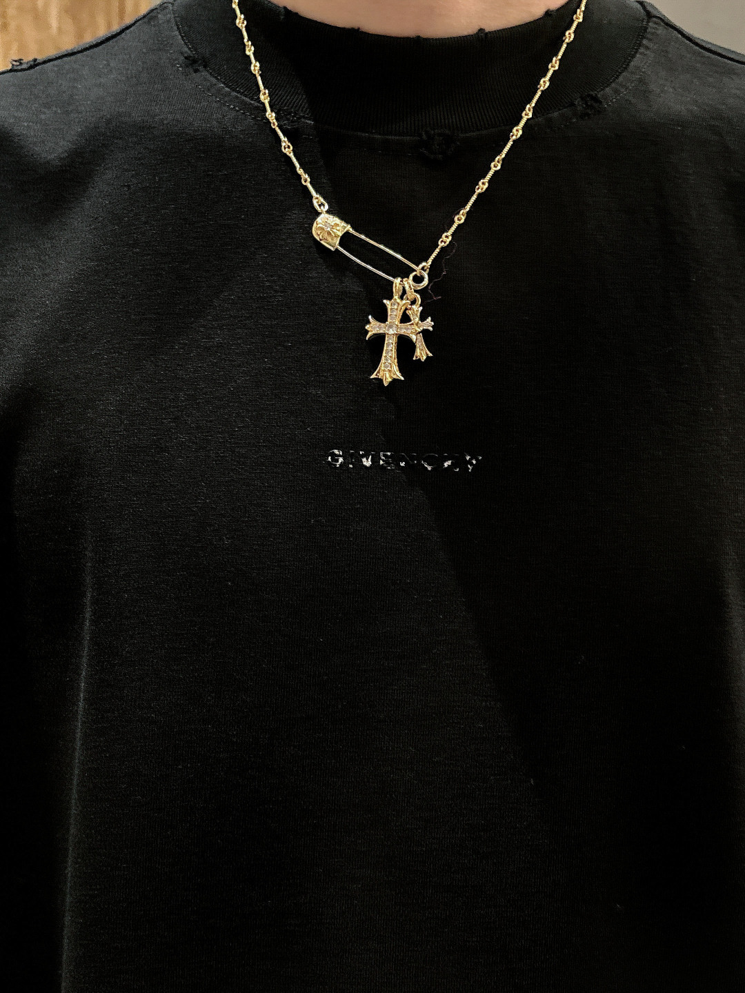 NO:120191,Givenchy 2025 new process washing, water cutting, broken and broken spring and summer new styles, the latest short-sleeved round-neck T-shirt in the first counter, the same as the official website, high-end customization, avant-garde and fashionable design!  Brand logo heavy craftsmanship design, high-end pure cotton fabric, soft feel, comfortable to wear, exquisite counter-level car line, fine workmanship, invincible and handsome upper body effect!  A must-have item for handsome men!  Color black beige, green, Paris gray. The code number M-3XL is a little larger. Givenchy, T-shirt,tees, t-shirt,alexander wang19860909纪梵希2025新工艺洗水割烂磨破春夏新款首发专柜最新款短袖圆领T恤 官网同款 高端订制 设计前卫时尚！品牌logo重工艺设计 高端定纯棉面料.手感柔软.穿着舒适.专柜级别精致车线.做工精细.上身效果无敌帅气！型男必备单品！ 颜色黑色 米色,绿色,巴黎灰 码数M-3XL码数偏大一点,,givenchy,T-shirt,tees，t-shirt,alexander wang,Men's clothing